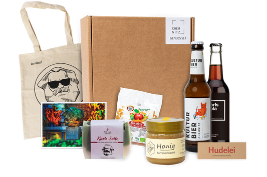 Genuss Set Chemnitz Basis mit Baumwolltasche mit Karlskopf-Logo, Karls Seife, Bio-Fruchtsaftgummi, Honig,  Karls Kola Flasche, Kulturbier Flasche in braunem Karton.