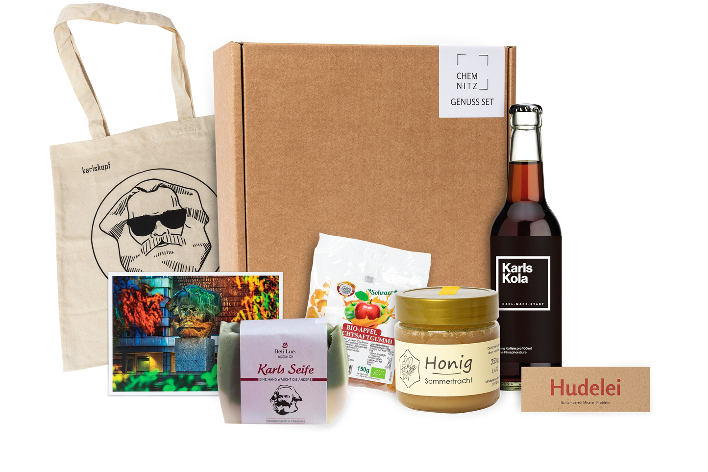 Genuss Set Chemnitz Basis mit Baumwolltasche mit Karlskopf-Logo, Karls Seife, Bio-Fruchtsaftgummi, Honig, Karls Kola Flasche in braunem Karton.