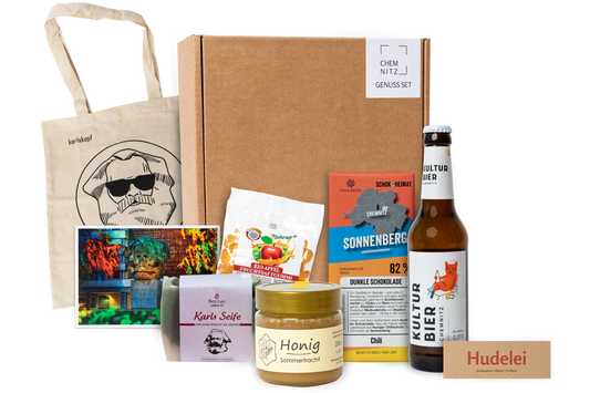 Genuss Set Chemnitz Basis mit Stofftasche, Bio Fruchtgummi, Karls Seife, Honig im Glas, Schokolade, Kultur Bier Chemnitz, alles in einem braunen Karton.