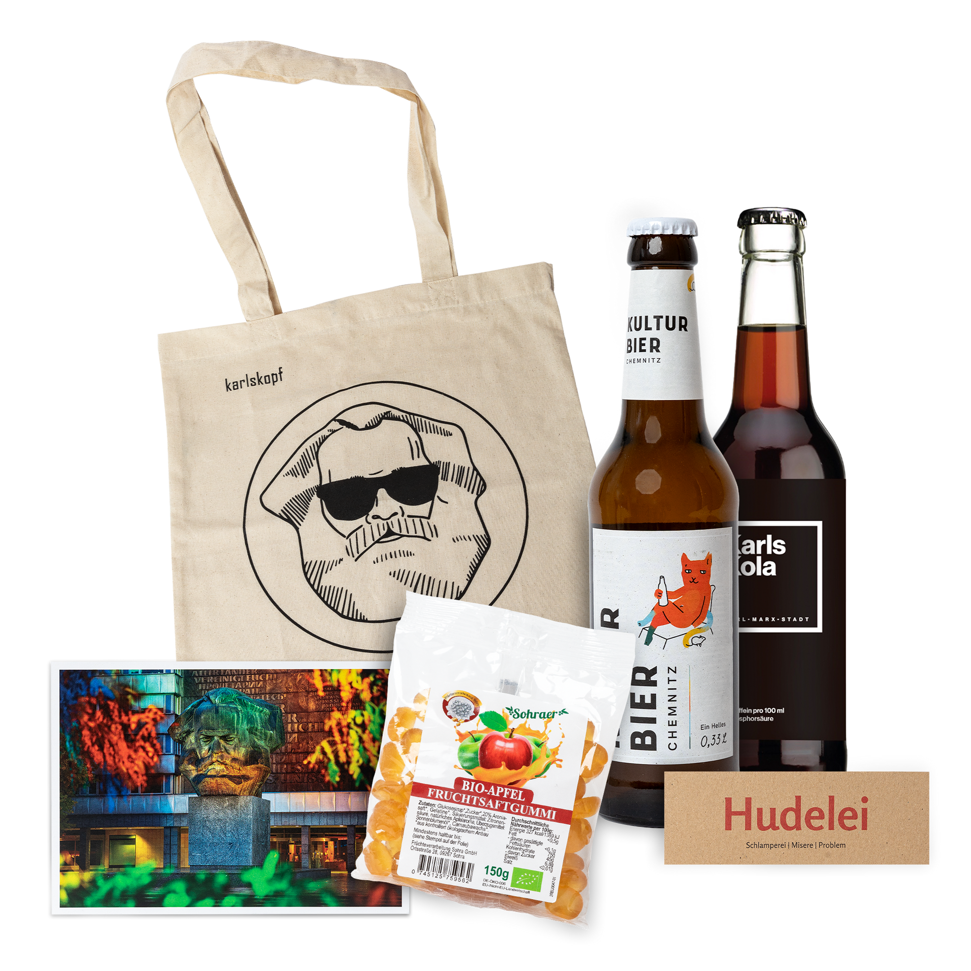 Genuss Set Chemnitz Light mit Karls Kola Flasche, Kulturbier Flasche, Bio-Apfel Fruchtsaftgummi, Stofftasche mit Karlskopf-Logo und Postkarte mit Karl-Marx-Denkmal.