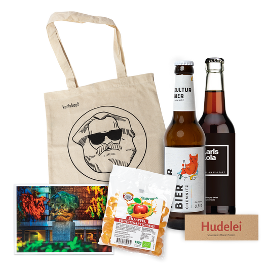 Genuss Set Chemnitz Light mit Karls Kola Flasche, Kulturbier Flasche, Bio-Apfel Fruchtsaftgummi, Stofftasche mit Karlskopf-Logo und Postkarte mit Karl-Marx-Denkmal.