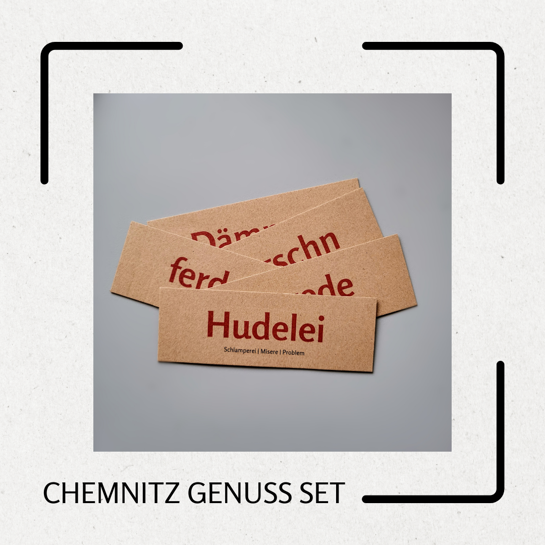 Vier braune Karten mit sächsischen Wörtern, vorne 'Hudelei' mit Erklärung 'Schlamperei | Misere | Problem', Teil des Chemnitz Genuss Sets.