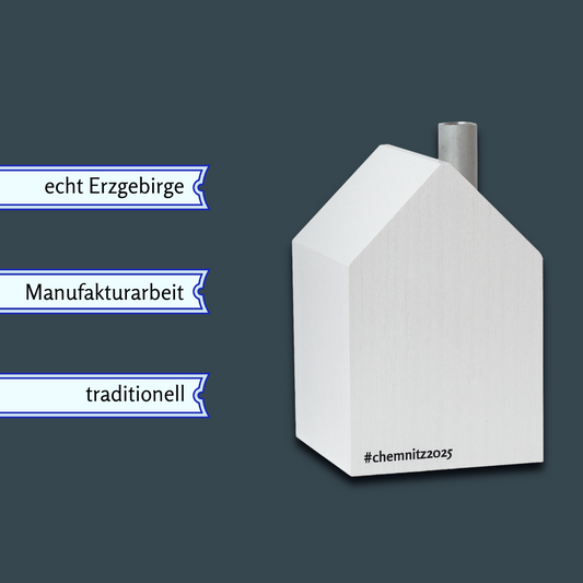 Weißes Räucherhaus aus Holz mit Schornstein, traditionell und handgefertigt im Erzgebirge, Hashtag '#chemnitz2025'