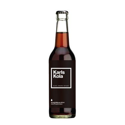 Flasche Karls Kola mit schwarzem Etikett und weißer Schrift, koffeinhaltiges Getränk aus Karl-Marx-Stadt