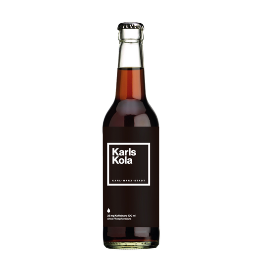 Flasche Karls Kola mit schwarzem Etikett und weißer Schrift, koffeinhaltiges Getränk aus Karl-Marx-Stadt