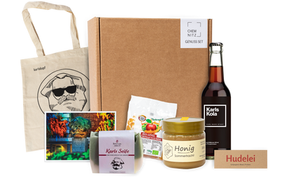 Genuss Set Chemnitz Basis mit Baumwolltasche mit Karlskopf-Logo, Karls Seife, Bio-Fruchtsaftgummi, Honig,  Karls Kola Flasche in braunem Karton.