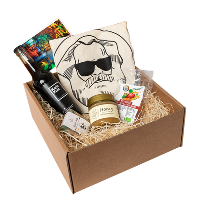 Genuss Set Chemnitz Basis mit Baumwolltasche mit Karlskopf-Logo, Karls Seife, Bio-Fruchtsaftgummi, Honig,  Karls Kola Flasche in braunem Karton.