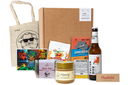 Genuss Set Chemnitz Basis mit Stofftasche, Bio Fruchtgummi, Karls Seife, Honig im Glas, Schokolade, Kultur Bier Chemnitz, alles in einem braunen Karton.