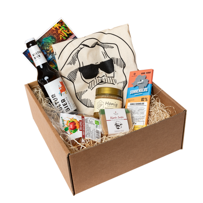 Genuss Set Chemnitz Basis mit Stofftasche, Bio Fruchtgummi, Karls Seife, Honig im Glas, Schokolade, Kultur Bier Chemnitz, alles in einem braunen Karton.