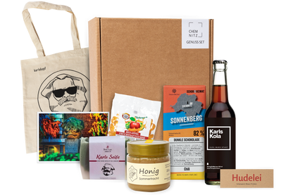 Genuss Set Chemnitz Basis mit Stofftasche, Bio Fruchtgummi, Karls Seife, Honig im Glas, Schokolade, Karls Kola, alles in einem braunen Karton.