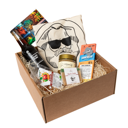 Genuss Set Chemnitz Basis mit Stofftasche, Bio Fruchtgummi, Karls Seife, Honig im Glas, Schokolade, Karls Kola, alles in einem braunen Karton.