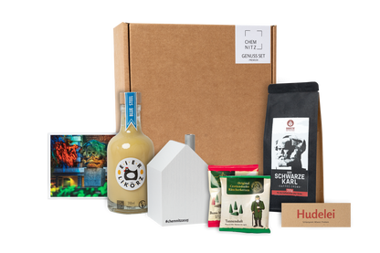 Genuss Set Chemnitz Premium mit Eierlikör, Kaffee 'Der Schwarze Karl', Crottendorfer Räucherkerzen und einem weißen Räucherhaus in brauner Geschenkbox.