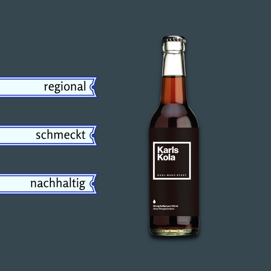 Flasche Karls Kola mit schwarzem Etikett und weißer Schrift, daneben die Worte 'regional', 'schmeckt', 'nachhaltig'